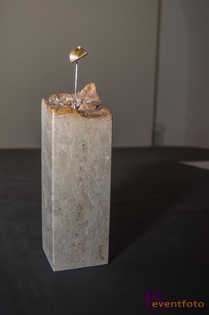 Friedberger Flügel 2013 - Mit dem Kunstwerk, geschaffen vom Friedberger Gold-und Silberschmied Hansjörg Fritsche, wurden Weihbischof Anton Losinger und Bildhauermeister Wolfgang Auer ausgezeichnet