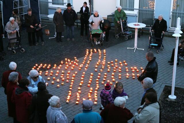 Kampagne „Eine Million Sterne“: Flammenkreuz auf dem Hof des Altenpflegeheims St. Bonifatius (Stadtallendorf, 16.11.2013)
