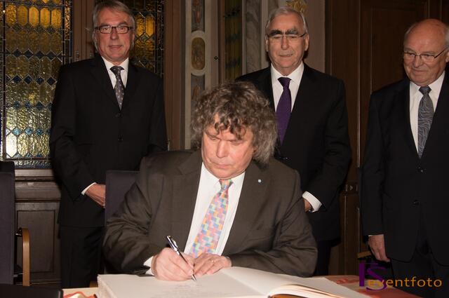 Friedberger Flügel 2013 - Landtagskorrespondent Uli Bachmeier beim Eintrag ins Goldene Buch der Stadt Friedberg. Im Hintergrund v. l.: Freidbergs Bürgermeister Peter Bergmair, der ehemalige CSU-Vorsitzende Theo Waigel un Friedbergs Altbürgermeister Albert Kling