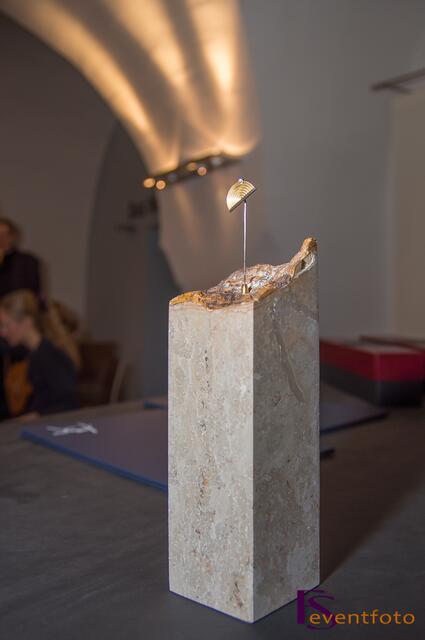 Friedberger Flügel 2013 - Mit dem Kunstwerk, geschaffen vom Friedberger Gold-und Silberschmied Hansjörg Fritsche, wurden Weihbischof Anton Losinger und Bildhauermeister Wolfgang Auer ausgezeichnet
