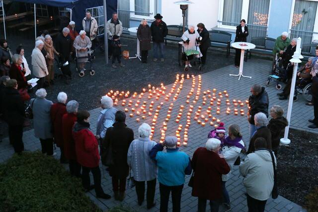 Kampagne „Eine Million Sterne“: Flammenstern auf dem Hof des Altenpflegeheims St. Bonifatius (Stadtallendorf, 16.11.2013)