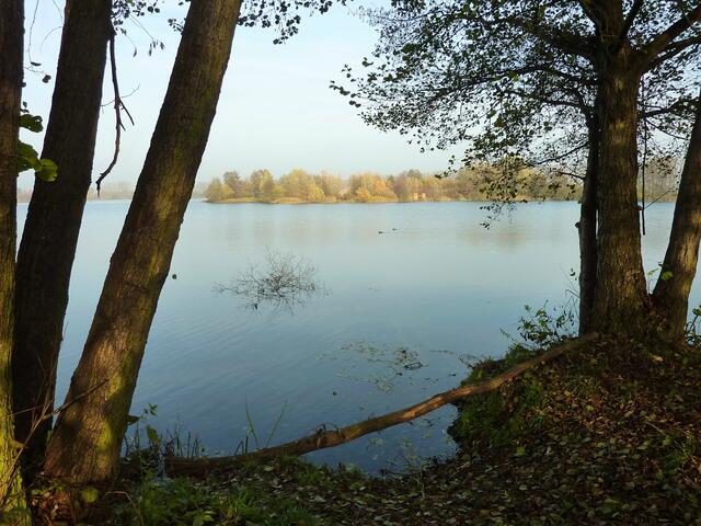 Nun liegt der Wietzesee in strahlendem Sonnenschein.