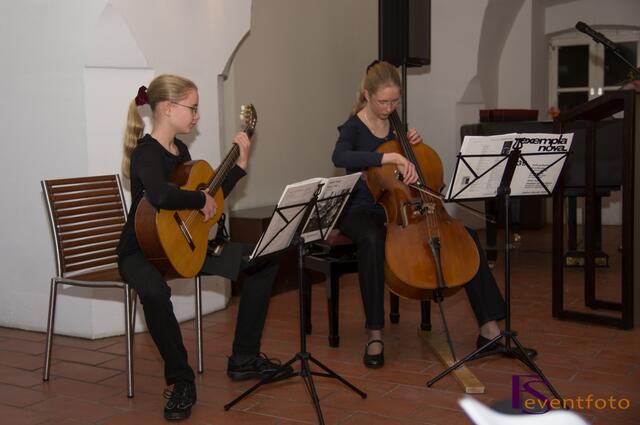 Friedberger Flügel 2013 - Hervorragend: Musikalischer Rahmen durch Leonora und Laura Sophia Spangenberger (v.l.)