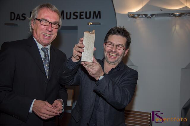 Bildhauermeister Wolfgang Auer (rechts) ist Träger des "Friedberger Flügel 2013". Friedbergs Bürgermeister Peter Bergmair (links) überreichte den Friedberger Innovationspreis an Auer und Weihbischof Anton Losinger.