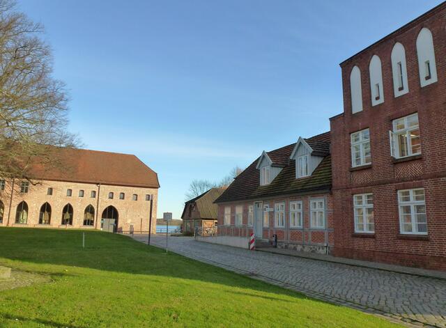 Blick auf das Konventsgebäude des ehemaligen Klosters und auf das heutige Bürgermeisteramt
