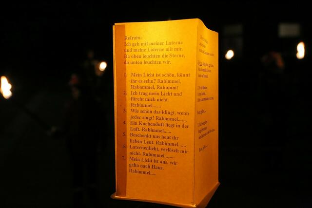 Laterne mit Liedertexten. Sehr praktisch in der Dunkelheit!