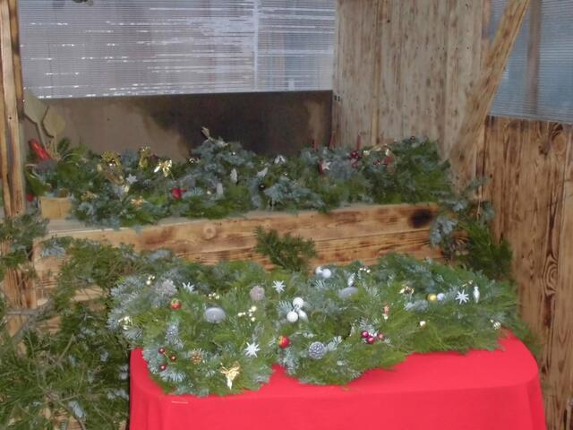 Eine große Auswahl an Adventsgestecken und Türkränzen