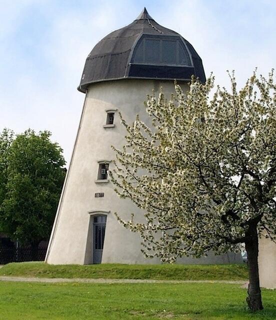 2008 - die Mühle ist jetzt zum Wohnhaus umgebaut, die Panoramafenster in der Mühlenhaube erlauben einen ungestörten Fernblick   (Foto: Werner Wallberg)