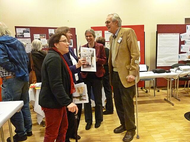 Die "ABC" Gruppe überreichte Frau Lutz ( vorne mit Brille)   Frau Doris Heineck,(dahinter) und Frau Perta Engel als Dankeschön aus ihrem Malkursen einen selbstgestalteten Kalender