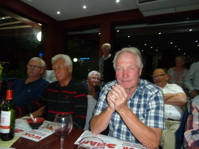 Gucken alle interssiert den Tänzerinnen zu.