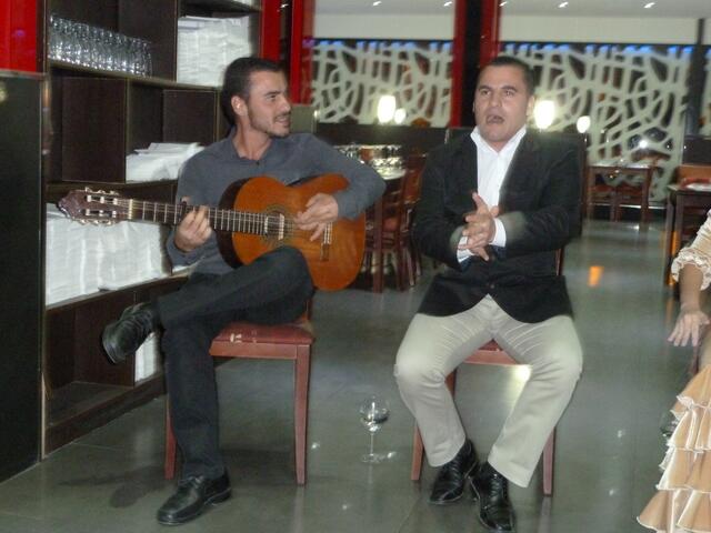 Singen und spielen zum Tanz der Flamenco Tänzerinnen