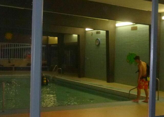 Während des Vortrages übten Taucher im Nichtschwimmerbecken.