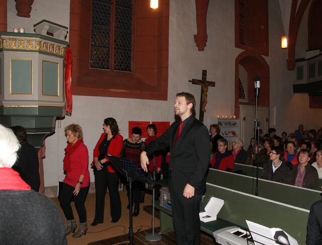 um anschließend ihren Platz vor dem Altar einzunehmen.
