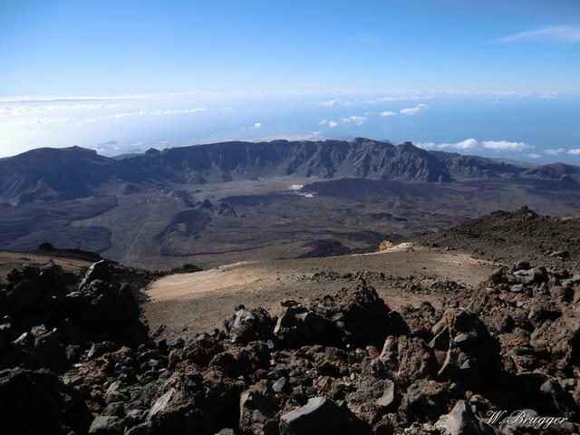 Blick über die Caldera, den Rand derselben und weiter auf die Ausläufer der Südküste und den Atlantik vor Teneriffa