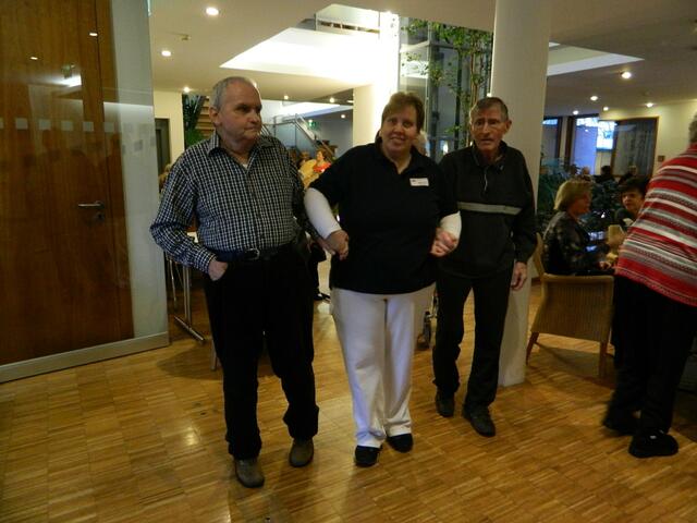 In Begleitung eines AWO-Mitarbeiters können alle Bewohner am Adventsbasar teilnehmen.