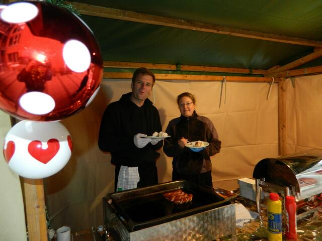 Heimleiter Holger Repenning und Pflegedienstleiterin Frau Seitz sind die "Grillmeister" in der Weihnachtsbude vor dem Eingang.