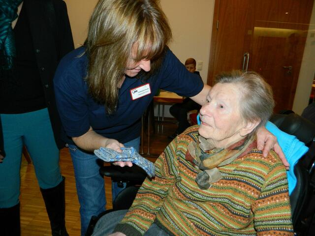 Ob die Damen wohl früher auch selbstgestrickte Socken zu Weihnachten verschenkt hat?