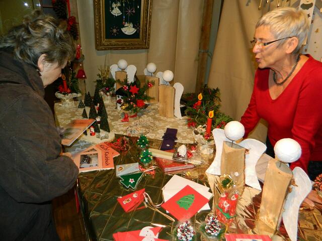 Weihnachtliche Geschenke und liebevolle Handarbeiten standen den Käufern zur Auswahl.
