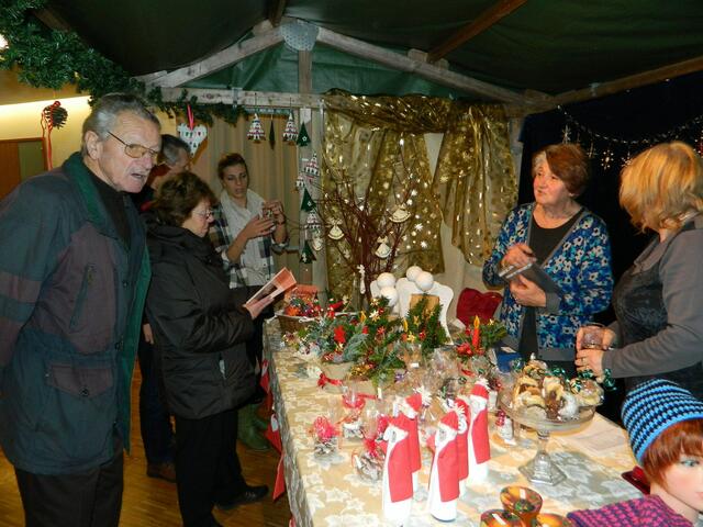 Weihnachtliche Geschenke und liebevolle Handarbeiten wurden den Käufern angeboten.