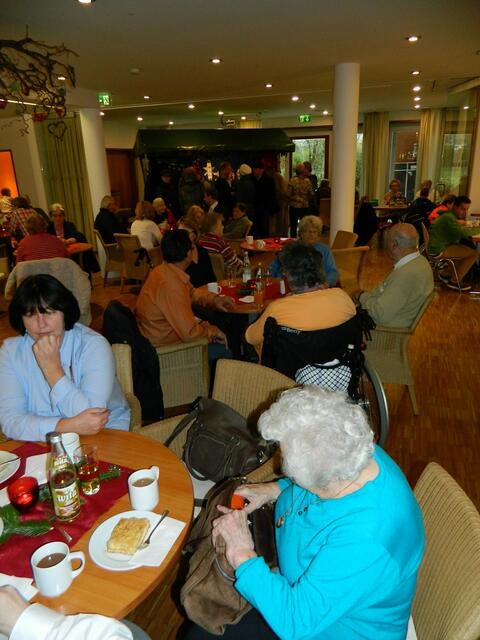 Gemütliche Kaffeerunden mit Jung und Alt