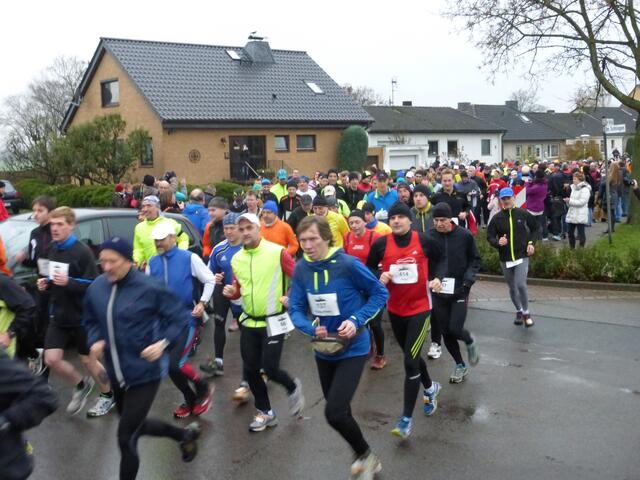 Über 400 Starter liefen nach dem Start los.