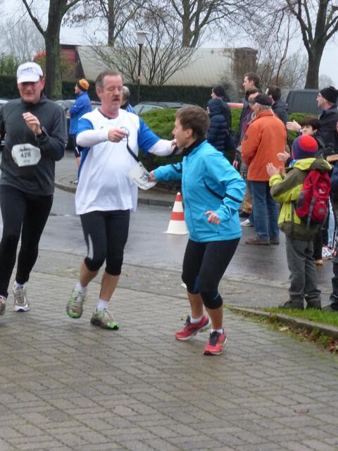 Wechsel nach dem Halbmarathon. Hartmut übergibt nach 21,1 km das Startnummernband an Tina.
