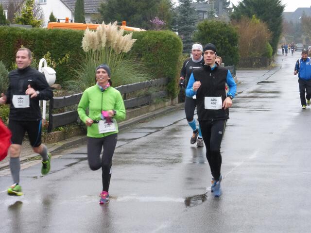 Diese Gruppe hatte die 10 km unter einer Stunde geschafft. Für die meisten ging es jetzt auf die 2. Hälfte des Halbmarathons.