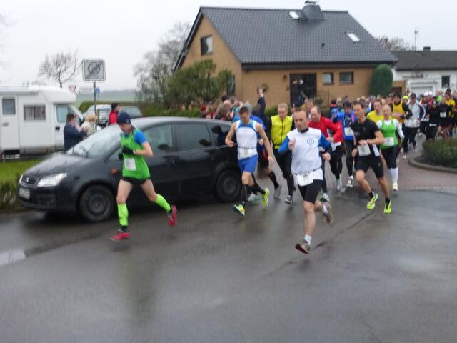 Frank von Hertha Otze (in weiß) läuft sehr forsch los. Er wird 7. des Halbmarathons.