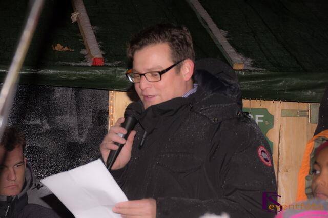 Mit dem Karitativen Christkindlmarkt beginnt der Friedberger Advent 2013 - Friedbergs Verkehrsvereinspräsident Daniel Götz spricht zur Eröffnung