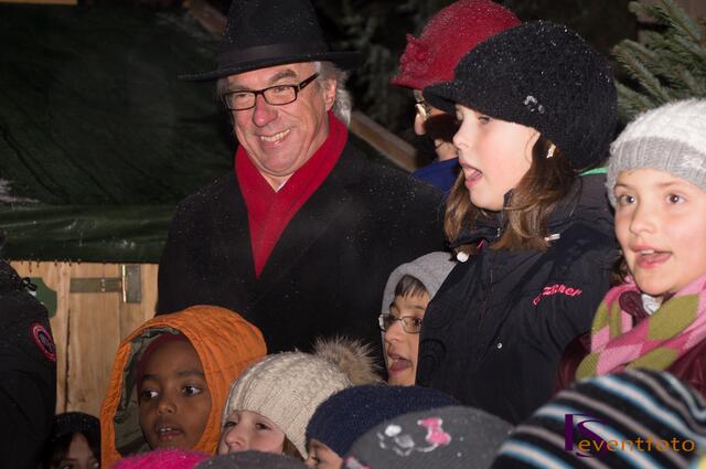 Mit dem Karitativen Christkindlmarkt beginnt der Friedberger Advent 2013 - Vorweihnachtliche Stimmung  mit Liedern, gesungen von Kindern der Friedberger Grundschule - Friedbergs Bürgermeister Dr. Peter Bergmair im Kreis der Kinder