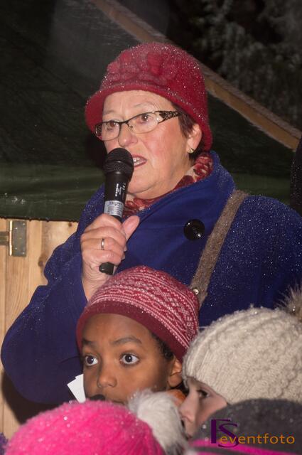 Mit dem Karitativen Christkindlmarkt beginnt der Friedberger Advent 2013 - Initiatorin und Organisatorin Martha Reißner bei der Eröffnungsansprache