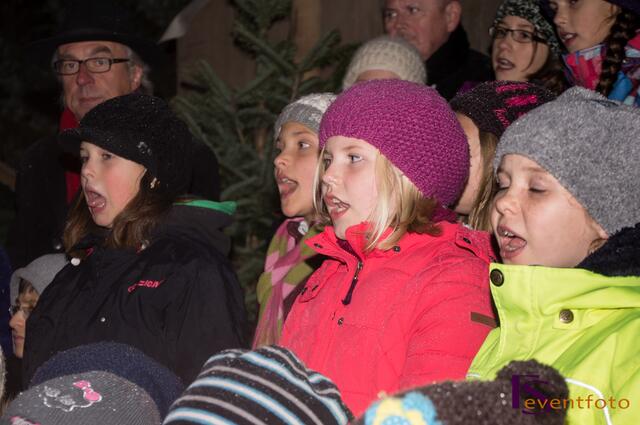 Mit dem Karitativen Christkindlmarkt beginnt der Friedberger Advent 2013 - Vorweihnachtliche Stimmung  mit Liedern, gesungen von Kindern der Friedberger Grundschule
