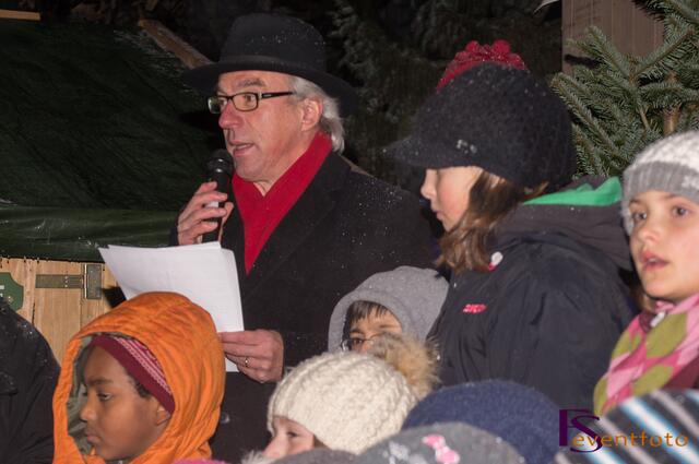 Mit dem Karitativen Christkindlmarkt beginnt der Friedberger Advent 2013 - Vorweihnachtliche Stimmung hlt Einzug im altbayerischen Friedberg im Wittelsbacher Land - Friedbergs Bürgermeister Dr. Peter Bergmair spricht zur Eröffnung