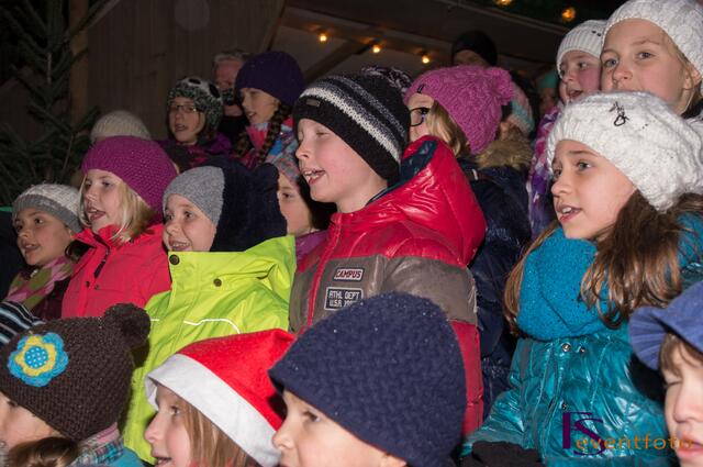 Mit dem Karitativen Christkindlmarkt beginnt der Friedberger Advent 2013 - Vorweihnachtliche Stimmung  mit Liedern, gesungen von Kindern der Friedberger Grundschule
