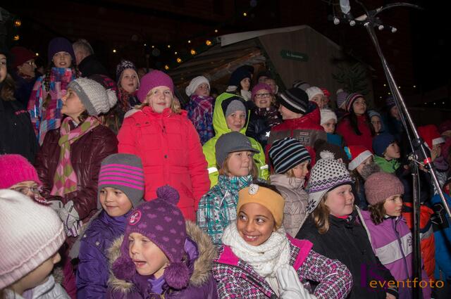 Mit dem Karitativen Christkindlmarkt beginnt der Friedberger Advent 2013 - Vorweihnachtliche Stimmung  mit Liedern, gesungen von Kindern der Friedberger Grundschule
