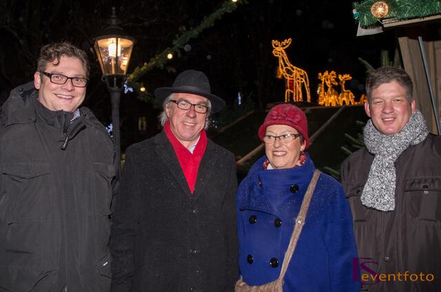 Mit dem Karitativen Christkindlmarkt beginnt der Friedberger Advent 2013 - Vorweihnachtliche Stimmung hlt Einzug im altbayerischen Friedberg im Wittelsbacher Land - Martha Reißner, Initiatorin und Leiterin des Ndanda Hilfswerks der Friedberger Mittelschule mit Verkehrsvereinspräsident Daniel Götz, Friedbergers Bürgermeister Dr. Peter Bergmair und Palottiner Bruder Bert Meyer (v.l.)
