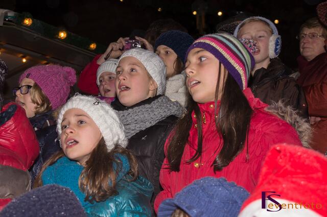 Mit dem Karitativen Christkindlmarkt beginnt der Friedberger Advent 2013 - Vorweihnachtliche Stimmung  mit Liedern, gesungen von Kindern der Friedberger Grundschule