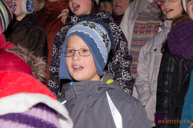 Mit dem Karitativen Christkindlmarkt beginnt der Friedberger Advent 2013 - Vorweihnachtliche Stimmung  mit Liedern, gesungen von Kindern der Friedberger Grundschule