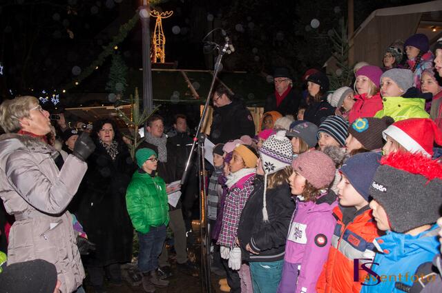 Mit dem Karitativen Christkindlmarkt beginnt der Friedberger Advent 2013 - Vorweihnachtliche Stimmung  mit Liedern, gesungen von Kindern der Friedberger Grundschule unter der Leitung von Monika Ratgeber-Plomer
