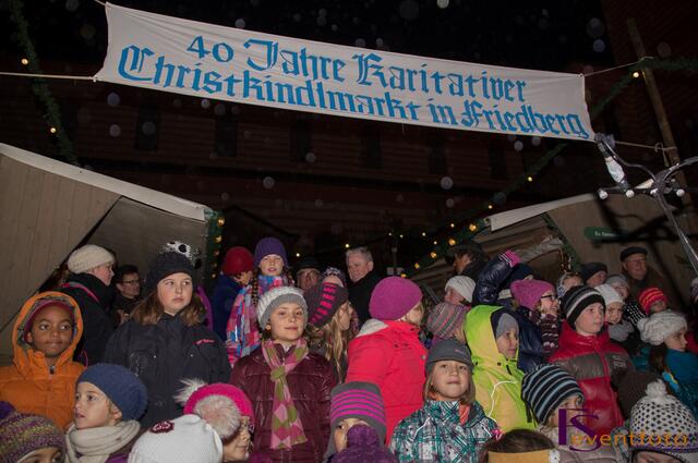 Mit dem Karitativen Christkindlmarkt beginnt der Friedberger Advent 2013 - Vorweihnachtliche Stimmung  mit Liedern, gesungen von Kindern der Friedberger Grundschule