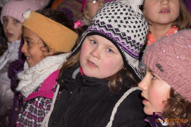Mit dem Karitativen Christkindlmarkt beginnt der Friedberger Advent 2013 - Vorweihnachtliche Stimmung  mit Liedern, gesungen von Kindern der Friedberger Grundschule