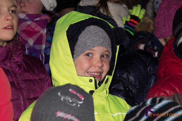 Mit dem Karitativen Christkindlmarkt beginnt der Friedberger Advent 2013 - Vorweihnachtliche Stimmung  mit Liedern, gesungen von Kindern der Friedberger Grundschule