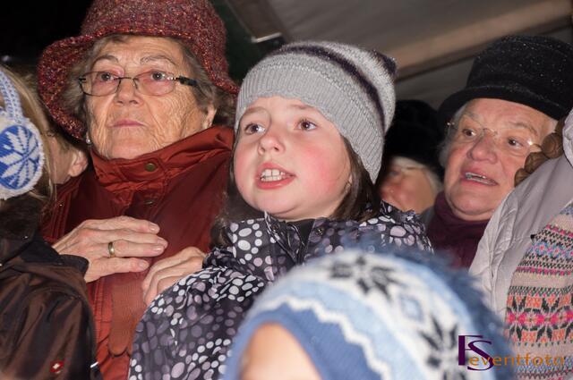 Mit dem Karitativen Christkindlmarkt beginnt der Friedberger Advent 2013 - Vorweihnachtliche Stimmung  mit Liedern, gesungen von Kindern der Friedberger Grundschule