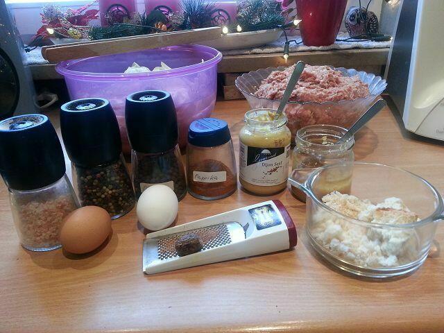 in der Zwischenzeit Hackmasse zubereiten.... (Salz, PFeffer, Piment, Paprika, Muskatnuss, Knoblauch, Senf, Eier, Zwiebel und eingeweichte Semmelstücke)
