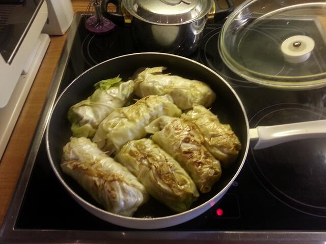 von allen Seiten anbraten ... dann mit Kraut- oder Kartoffelbrühe aufgießen ...