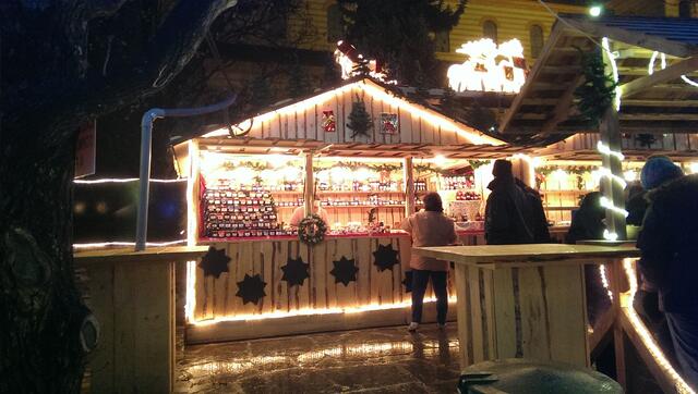 Mit dem Karitativen Christkindlmarkt beginnt der Friedberger Advent 2013 - Vorweihnachtliche Stimmung hält Einzug im altbayerischen Friedberg im Wittelsbacher Land