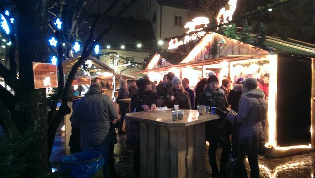 Mit dem Karitativen Christkindlmarkt beginnt der Friedberger Advent 2013 - Vorweihnachtliche Stimmung hält Einzug im altbayerischen Friedberg im Wittelsbacher Land