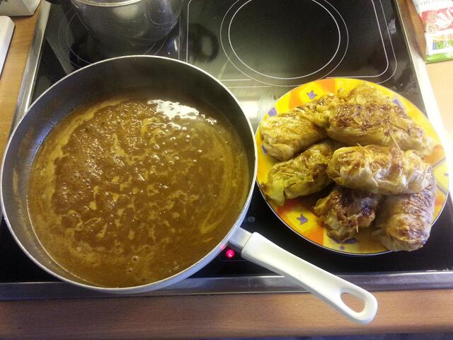 Krautwickerl aus der Pfanne nehmen, Soße aufgießen, aufkochen , abschmecken ...