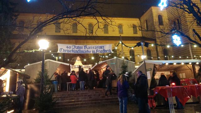 vMit dem Karitativen Christkindlmarkt beginnt der Friedberger Advent 2013 - Vorweihnachtliche Stimmung hält Einzug im altbayerischen Friedberg im Wittelsbacher Land