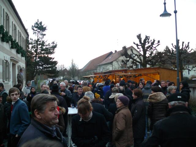 Großer Andrang auf dem Kirchplatz...